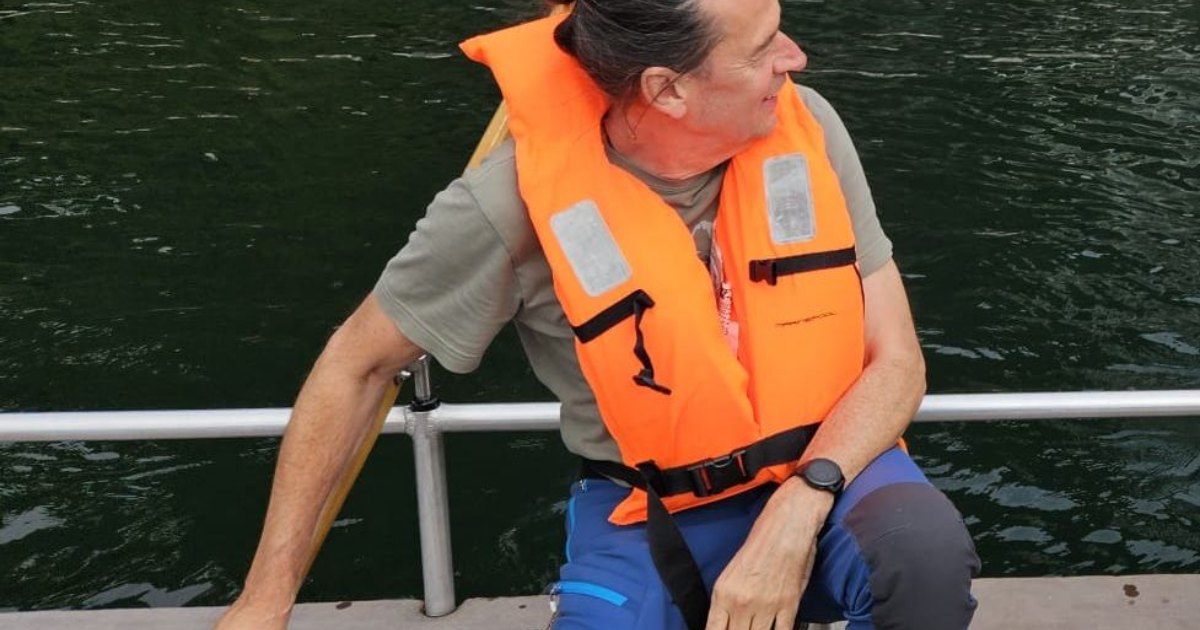 Ralf Balz im Boot mit Rettungsweste, als Bild dafür, dass KI-Agenten nicht nur leistungsfähig, sondern durch ein gutes Agent Harness sicher geführt werden müssen.